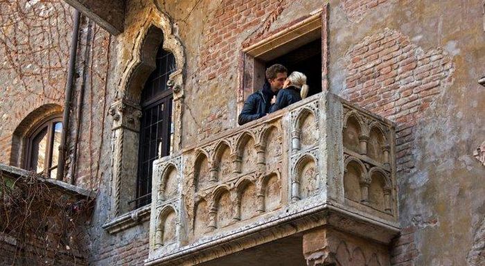 Ban công huyền thoại - được cho là nơi chàng Romeo trèo lên trao nàng Juliet nụ hôn đầu tiên.