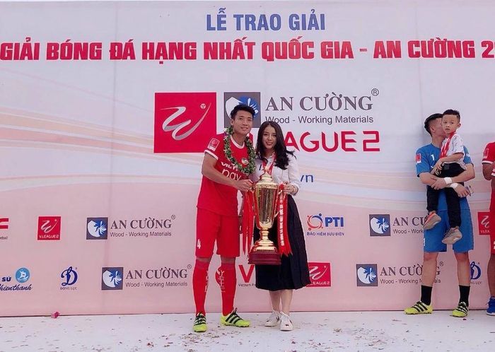 Kể từ đó, Khánh Linh luôn đồng hành cùng bạn trai trên mọi chặng đường thi đấu. Khi CLB Viettel vô địch giải hạng Nhất quốc gia 2018, bạn gái của Tiến Dũng chia sẻ: "Chúc mừng bạn ấy, chúc mừng anh em Thể Công". Anh chàng trả lời đầy mùi mẫn: "Bạn ấy cảm ơn nạ. Sẽ luôn bên anh trên những chặng đường nhá".