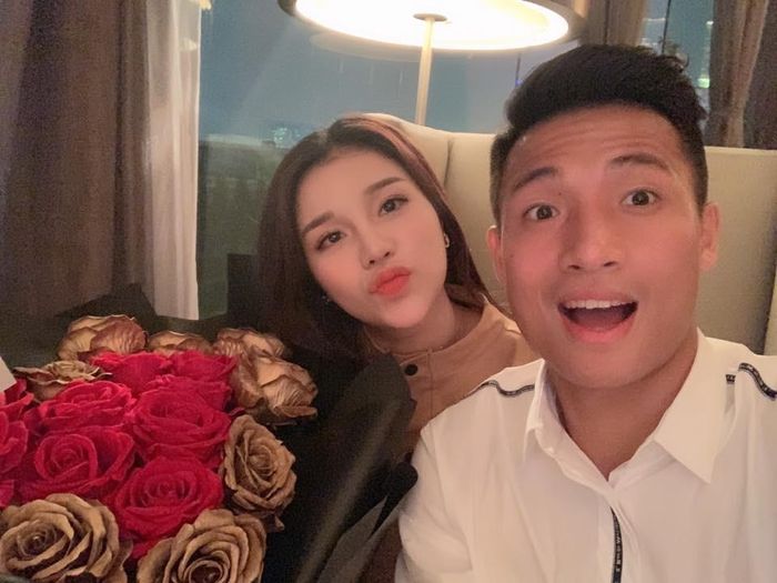 Đến ngày sinh nhật của mình, Khánh Linh nhận được bó hoa lãng mạn từ bạn trai và lời nhắn yêu thương: "Cậu luôn nở nụ cười trên môi là mọi chuyện có tớ lo nè".