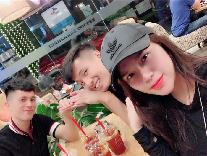 Mối quan hệ đặc biệt này còn được cậu bạn thân Trần Đình Trọng nhiệt tình ủng hộ. Khi Khánh Linh viết những dòng chúc mừng đội tuyển Olympic Việt Nam giành thắng lợi ở trận ra quân ASIAD 2018, Trọng "Ỉn" để lại bình luận: "Chúc mừng bồ Bùi Tiến Dũng". Trung vệ số 4 ngay lập tức trả lời "Thế bồ không chúc mừng Khánh Linh à?" như một thông điệp đầy ẩn ý về mức độ thân thiết giữa anh và cô bạn này.