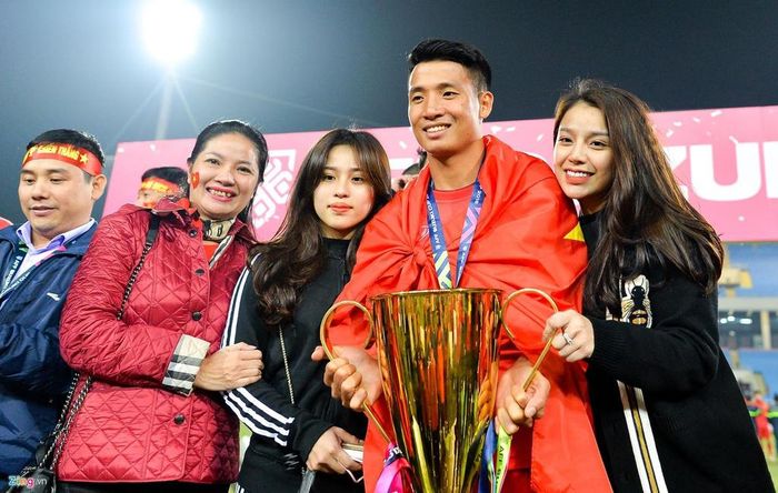 Sau một thời gian tìm hiểu, trung vệ Bùi Tiến Dũng tổ chức lễ ăn hỏi cùng bạn gái ở Bắc Ninh vào ngày 26/6. Tin vui của thủ quân CLB Viettel nhận được sự ủng hộ nhiệt tình từ người hâm mộ. Ảnh: Việt Hùng.