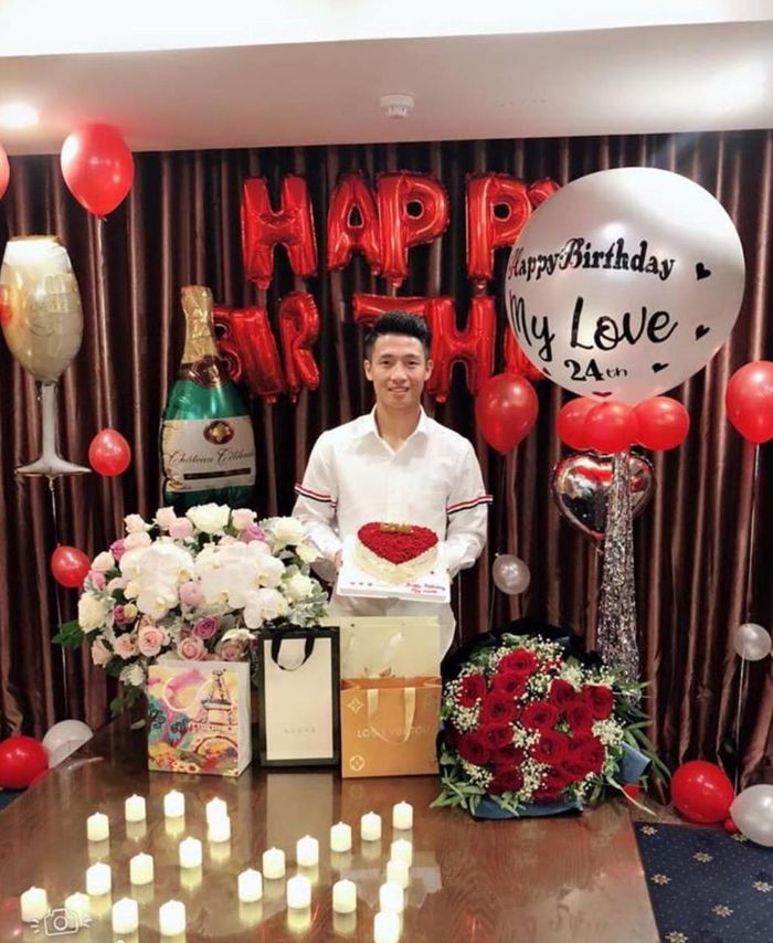 Tháng 10/2018, nhân dịp sinh nhật lần thứ 23 của mình, Bùi Tiến Dũng công khai mối quan hệ tình cảm với Khánh Linh sau hàng loạt tin đồn hẹn hò trước đó. Trung vệ của CLB Viettel không ngần ngại viết những dòng đầy tình cảm như "Cảm ơn người con gái của anh nhé" để thừa nhận mình là "hoa đã có chủ".