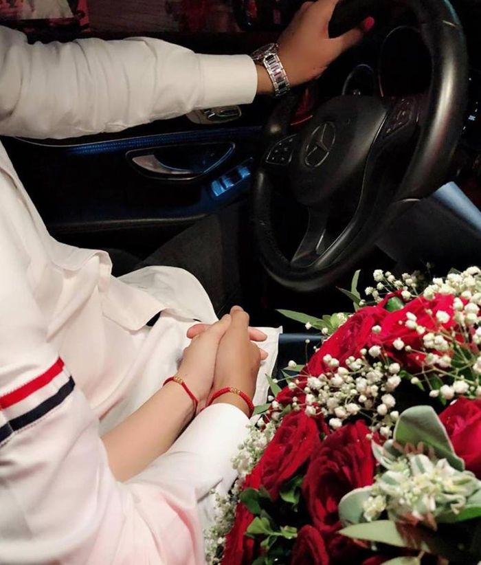 Cũng trong ngày này, Khánh Linh chính thức công khai mối quan hệ của mình khi đăng ảnh nắm tay Tiến Dũng cùng chú thích "Chúc mừng sinh nhật anh", kèm biểu tượng trái tim đầy tình cảm.