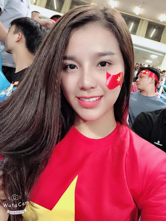 Tháng 8/2018, cư dân mạng tinh ý phát hiện trung vệ Bùi Tiến Dũng thường xuyên để lại những bình luận "thả thính", ẩn ý dành cho một cô gái xinh đẹp có tên Nguyễn Khánh Linh. Thủ quân của CLB Viettel viết trong một bức ảnh của "bạn gái tin đồn": "Nhà em có bán rượu không mà uống rượu nhà em sao anh say quá". Khánh Linh vui vẻ đáp lại: "Nhà em không bán rượu thì anh say kiểu gì".