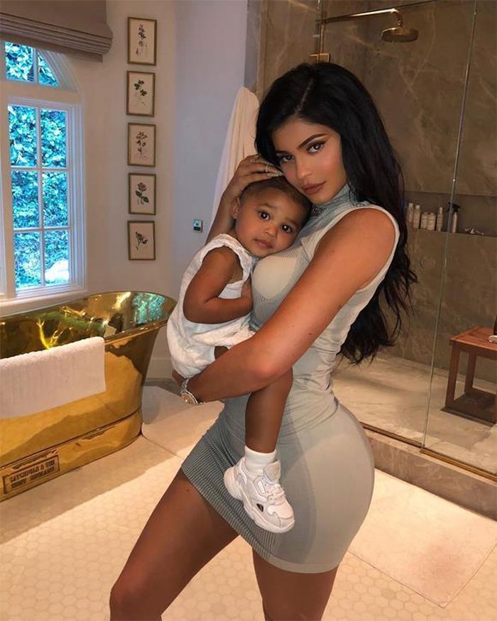Kylie Jenner vẫn giữ thân hình nóng bỏng sau khi sinh con. Ảnh: Instagram.