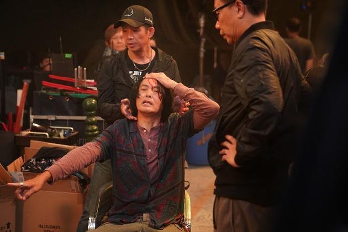 Cách đây không lâu, Châu Nhuận Phát bị diễn viên khác lỡ tay đánh chảy máu đầu trên phim trường Năm tháng chói chang nhưng ông vẫn nhịn đau hoàn thành cảnh quay mới đi bệnh viện.