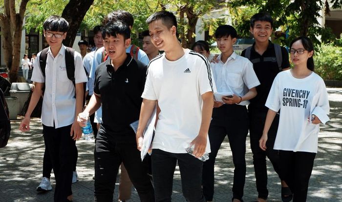 Các TS thi để vừa xét tốt nghiệp, vừa xét tuyển ĐH tại HĐT Trần Phú ra về với tâm trạng khá hài lòng sau khi kết thúc giờ làm bài thi môn KHTN. Ảnh: P.Thủy
