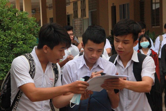 Thí sinh TP Cần Thơ tại điểm thi trường THPT Nguyễn Việt Dũng. Ảnh: TUẤN QUANG