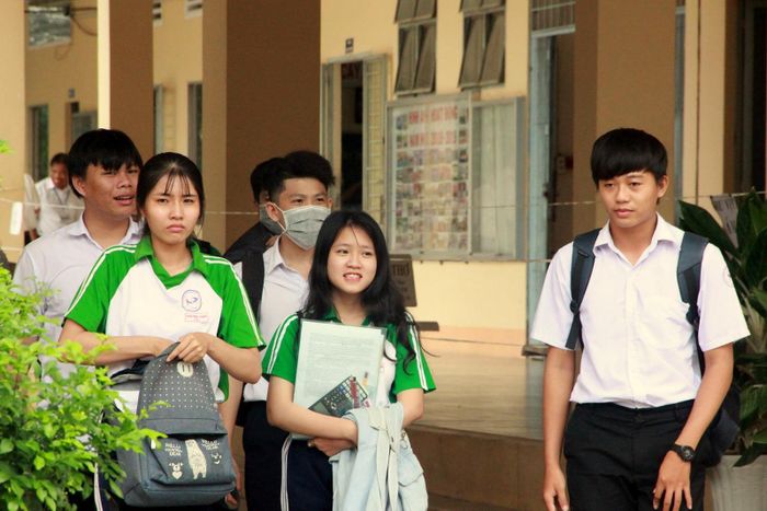 Nhiều thí sinh cho biết đề Hóa xuất hiện các dạng câu hỏi lạ, khó. Ảnh: TUẤN QUANG