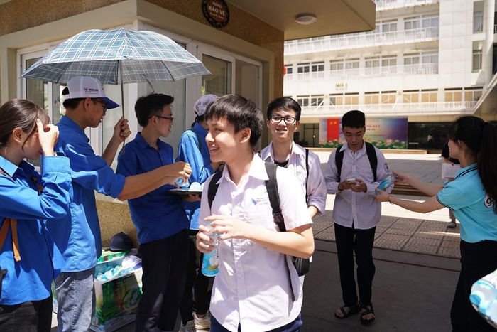 Thí sinh Hà Nội ra khỏi phòng thi được sinh viên tình nguyện chăm sóc. Ảnh: ĐỖ TRUNG