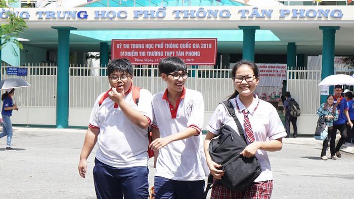 Thí sinh rời điểm thi - trường THPT Tân Phong, quận 7 - sau khi hoàn thành môn thi. Ảnh: HOÀNG HÙNG