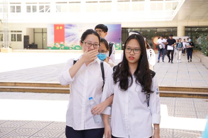 Thí sinh Hà Nội phấn khởi kết thúc thi môn tổ hợp Khoa học tự nhiên. Ảnh: ĐỖ TRUNG
