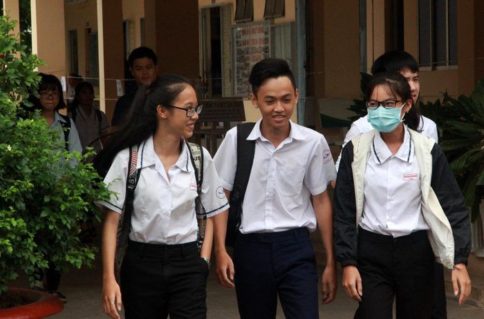 Thí sinh cho biết khoảng 20 câu đầu đề thi các môn tự nhiên dễ, nhưng các câu về sau thì có sự phân hóa rất rõ. Ảnh: TUẤN QUANG