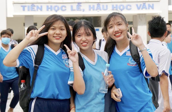 Thí sinh tại điểm thi Lý Thánh Tông, quận 8, TPHCM phấn khởi sau môn thi ngoại ngữ, chiều 26-6-2019. Ảnh: HOÀNG HÙNG