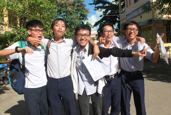 Thí sinh Cần Thơ phấn khởi vì thi Ngoại ngữ điểm cao. Ảnh: TUẤN QUANG