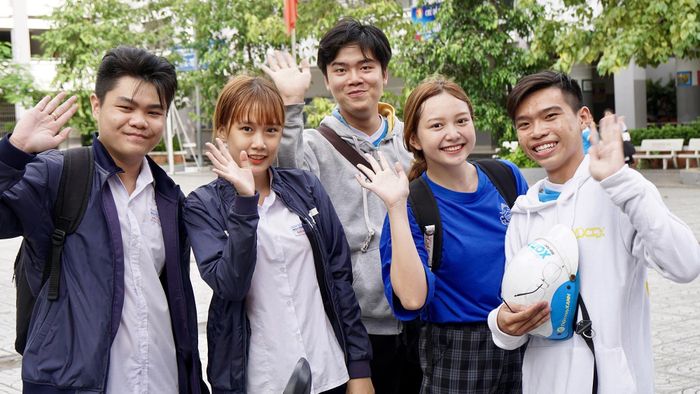 Thí sinh tại điểm thi Lý Thánh Tông, quận 8, TPHCM phấn khởi sau môn thi ngoại ngữ, chiều 26-6-2019. Ảnh: HOÀNG HÙNG