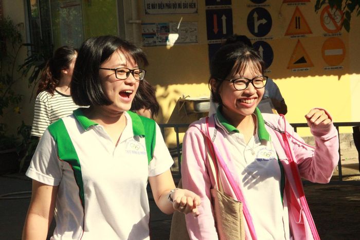 Thí sinh ở Cần Thơ phấn khởi sau khi rời phòng thi môn Ngoại ngữ, chiều 26-6-2019. Ảnh: TUẤN QUANG