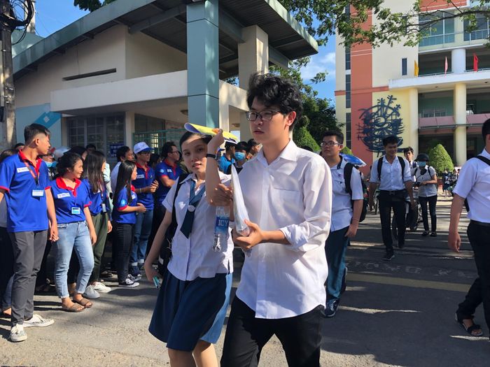 Nhiều thí sinh hoàn thành môn thi tiếng Anh với nhiều cảm xúc vui buồn lẫn lộn. Ảnh: TÍN HUY