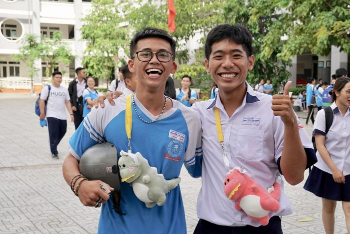 Thí sinh tại điểm thi Lý Thánh Tông, quận 8, TPHCM sau môn thi ngoại ngữ, chiều 26-6-2019. Ảnh: HOÀNG HÙNG