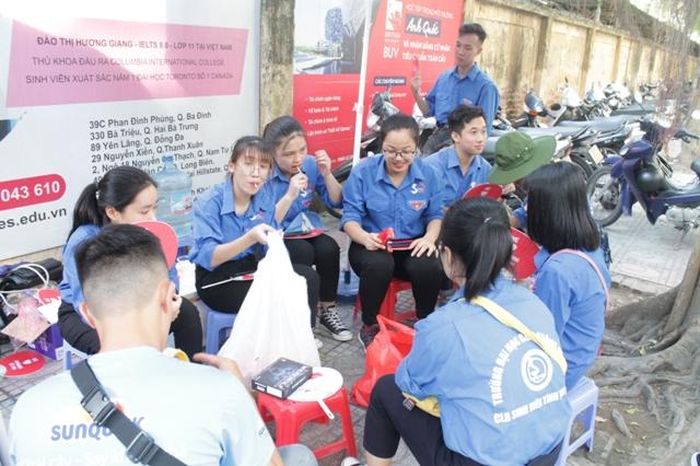  Tình nguyện viên ăn sáng sau khi hỗ trợ cho các thí sinh từ 6 giờ sáng.