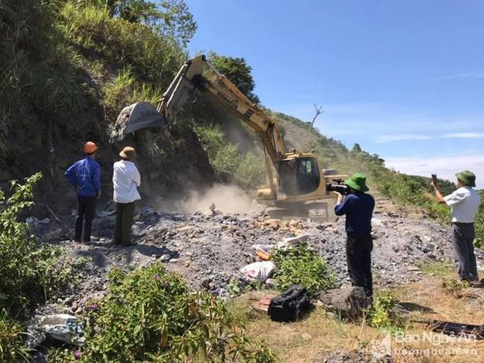 Huy động máy móc, nhân lực lấp các lò hầm, ngăn chặn nguy cơ gây tai nạn sập hầm. Ảnh: Huy Nhâm