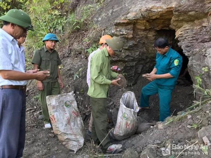 Các bao tải nghi là quặng thiếc tịch thu được trong các hầm lò chui. Ảnh: Huy Nhâm