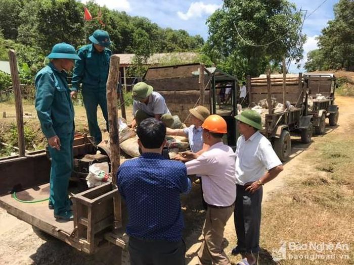 Kiểm kê các loại phương tiện, máy, sản phẩm quặng thô bị thu giữ tại các hầm lò. Ảnh: Huy Nhâm