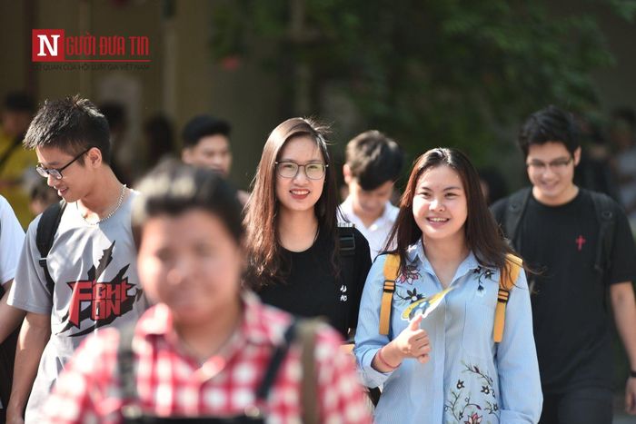 Thí sinh phấn khởi sau giờ thi tiếng Anh chiều 26/6.