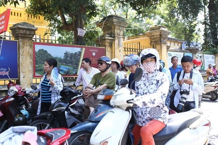 Rất đông phụ huynh đứng gần cổng trường THPT Chu Văn An sáng nay để chờ con hoàn thành các môn thi.