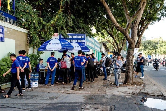 Khu vực bên ngoài, đội sinh viên tình nguyện vẫn túc trực để hỗ trợ thí sinh và phụ huynh.