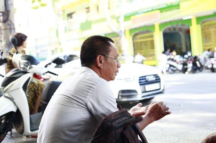 Các thí sinh đi thi, phụ huynh cũng tất bật từ sáng sớm.