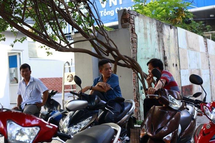 2 phụ huynh nam cùng trao đổi, trò chuyện trong lúc đợi con.