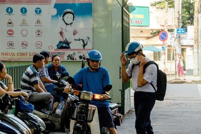 Các phụ huynh trò chuyện cùng nhau sau khi khi đưa con tới điểm thi.