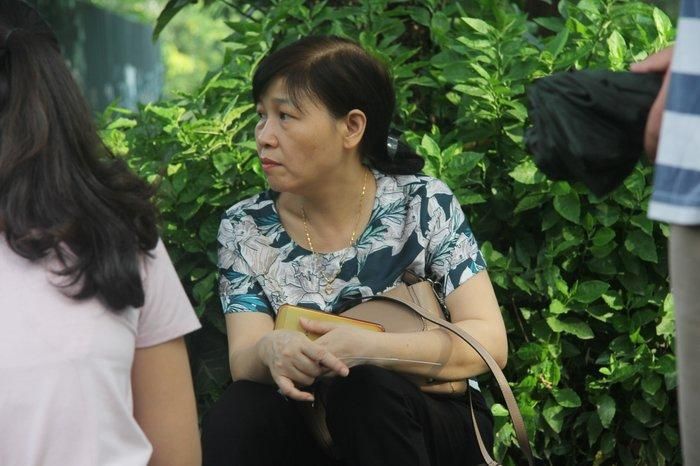 Các phụ huynh ngồi chờ bên ngoài cổng trường
