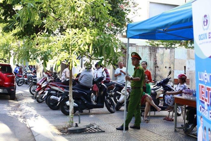 Tại cổng trường, các phụ huynh ngồi đợi thí sinh và trò chuyện cùng nhau để “giết thời gian”.