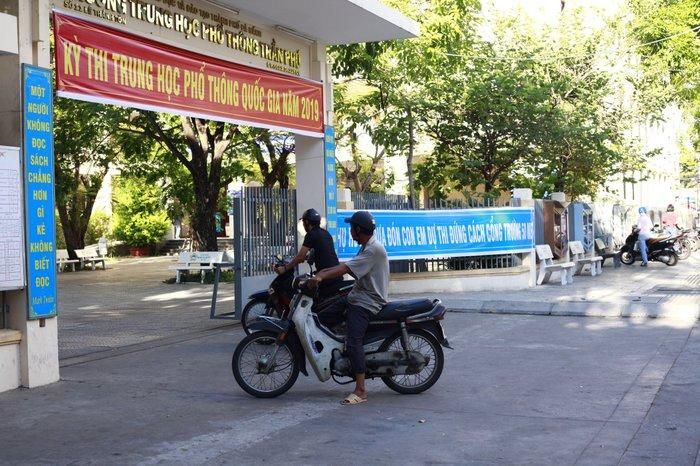 Các phụ huynh đưa con em đến trường bằng xe máy.