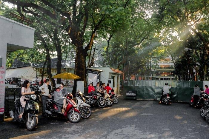Các phụ huynh xếp xe ở dọc 2 bên cổng trường để đợi con vào thi.