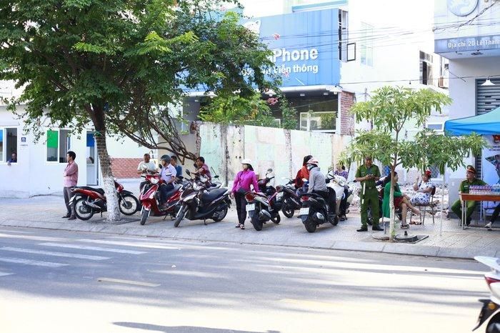 Có lẽ, thí sinh ở phòng thi hồi hộp bao nhiêu, thì cha mẹ ở ngoài cổng trường cũng hồi hộp không kém.