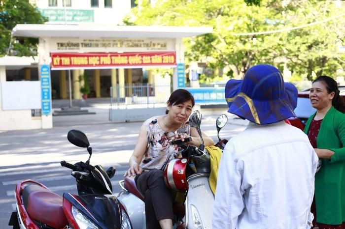 Dù thời gian thi tận 150 phút nhưng phụ huynh vẫn không quản ngại thời tiết nắng nóng.