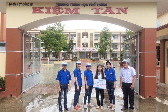 Trong chương trình Tiếp sức mùa thi năm nay, Tỉnh đoàn và Hội Sinh viên tỉnh còn tặng các suất học bổng trị giá 1 triệu đồng/suất. Trong ngày đầu tiên đã có 3 sinh viên được tặng học bổng này.