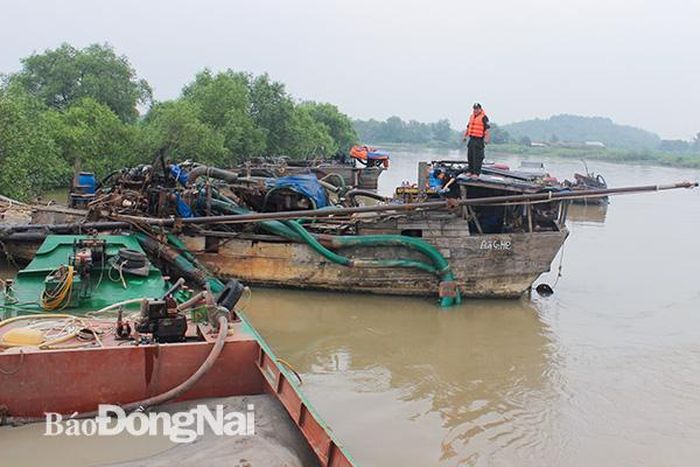Phòng Cảnh sát môi trường Công an tỉnh phát hiện bắt ghe bơm hút cát trái phép trên sông Đồng Nai, đoạn qua khu vực xã Long Hưng (TP.Biên Hòa)