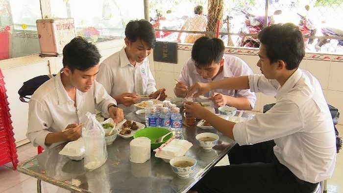 Thí sinh tại điểm thi Trường THPT Thanh Bình 1 và THCS Thanh Bình được hỗ trợ bữa ăn trưa ăn miễn phí