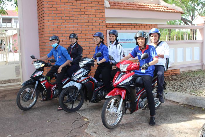 Các tình nguyện viên chở thí sinh về chỗ trọ. Ảnh Thủy Bình