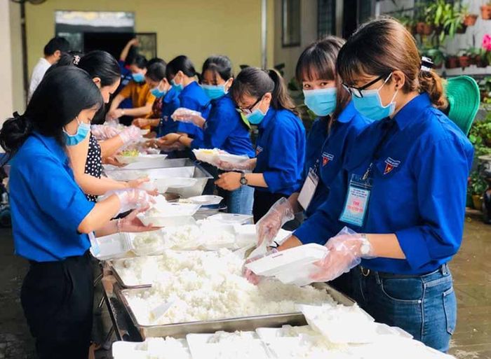 Các tình nguyện viên hỗ trợ nấu ăn để phục vụ thí sinh. Ảnh: Thủy Bình.