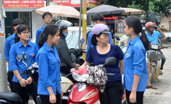 Thanh niên tình nguyện tại điểm thi Trường THPT Sơn Dương hỗ trợ phân luồng giao thông trong ngày thi.