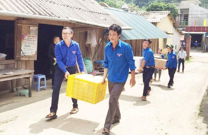 Hỗ trợ cơm trưa miễn phí cho thí sinh tại điểm thi Trường THPT Thượng Lâm (Lâm Bình).