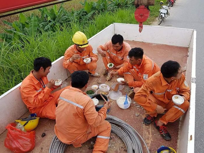 Có những bữa ăn trên cả thùng xe tải