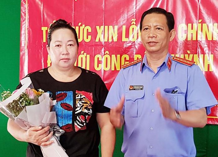 Một tháng trước, Phó viện trưởng VKSND Sóc Trăng Nguyễn Hồng Phuông xin lỗi và tặng hoa cho bà Bích. Ảnh: Việt Tường.