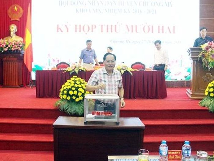 Các đại biểu tiến hành bỏ phiếu bầu bổ sung chức danh ủy viên UBND huyện.