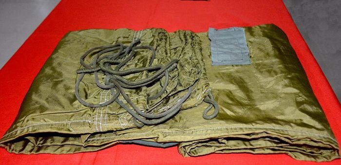  Chiếc võng dù - kỷ vật của nhà báo Đặng Minh Phương.